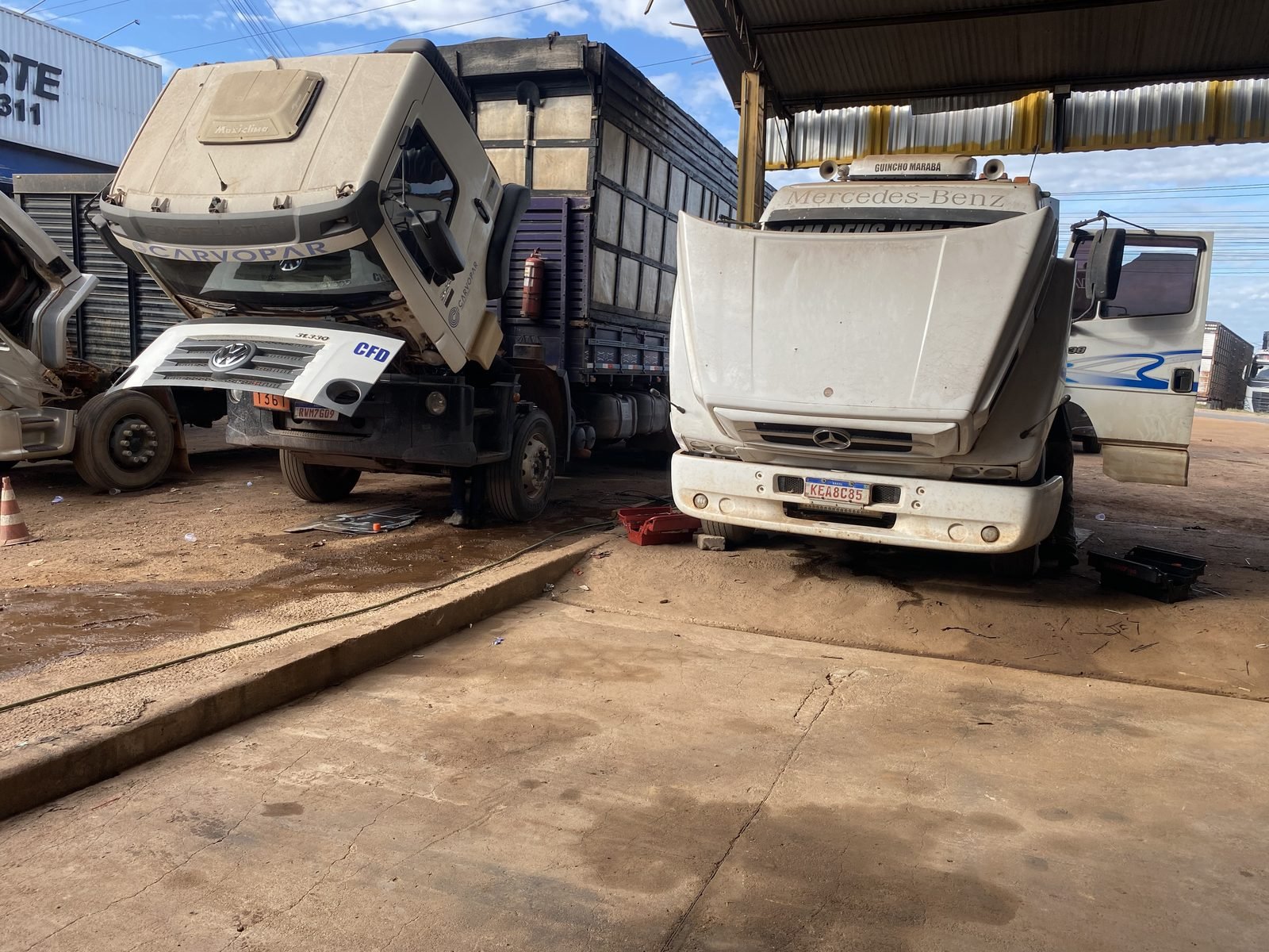 Caminhões em manutenção na oficina Dr Diesel